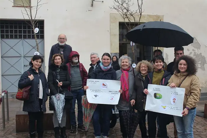 Dan la bienvenida a los árboles recién plantados en la Plaza de las Cañas