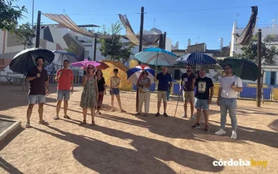 Regina Magdalena reivindica con sombrillas y paraguas la reparación del toldo en el Cine Andalucía