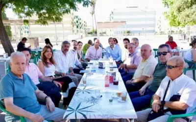 Reunión para tratar el proceso de rehabilitación de viviendas del barrio Figueroa