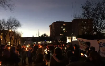 Protesta con campanillas y velas para pedir más luz en La Fuensanta