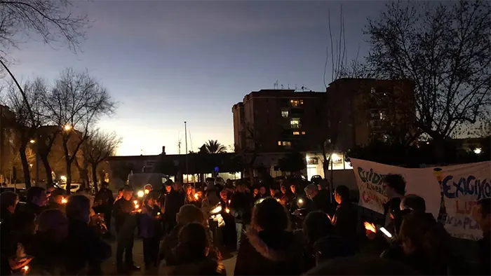 Protesta con campanillas y velas para pedir más luz en La Fuensanta