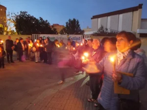 Protesta con campanillas y velas para pedir más luz en La Fuensanta