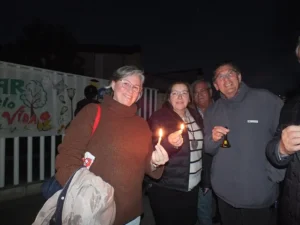 Protesta con campanillas y velas para pedir más luz en La Fuensanta