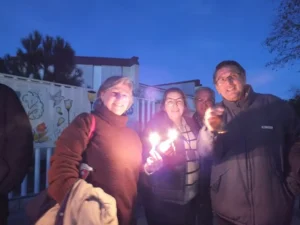 Protesta con campanillas y velas para pedir más luz en La Fuensanta
