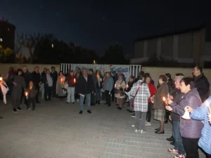 Protesta con campanillas y velas para pedir más luz en La Fuensanta