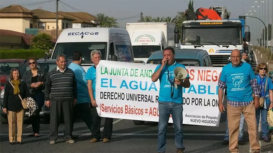 Los parcelistas anuncian cortes de carreteras y estudian acciones legales por las inundaciones