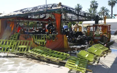 Los vecinos de Poniente reclaman la transformación de la plaza Matías Prats tras el incendio de la atracción infantil