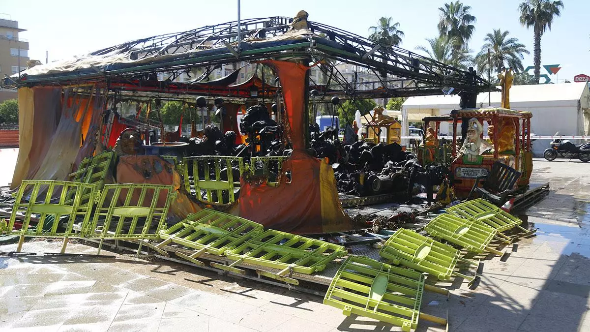 Los vecinos de Poniente reclaman la transformación de la plaza Matías Prats tras el incendio de la atracción infantil