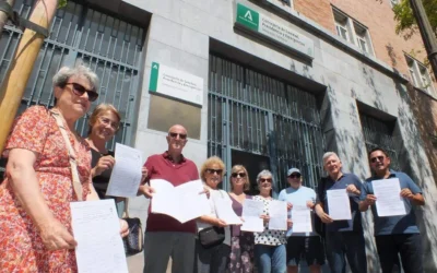 Asociaciones vecinales entregan al SAS más de 1.700 firmas en defensa de dos centros de salud