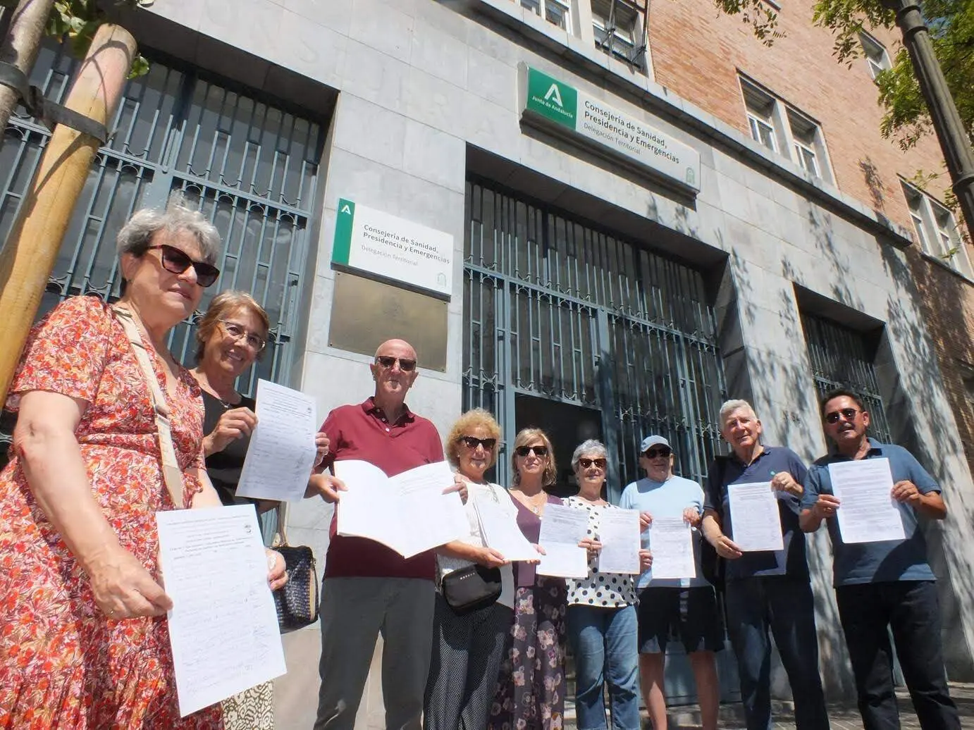 Asociaciones vecinales entregan al SAS más de 1.700 firmas en defensa de dos centros de salud