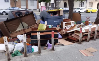 El Movimiento Ciudadano de Córdoba reclama reorganizar el servicio de recogida de enseres: «Hay auténticos vertederos en la calle»