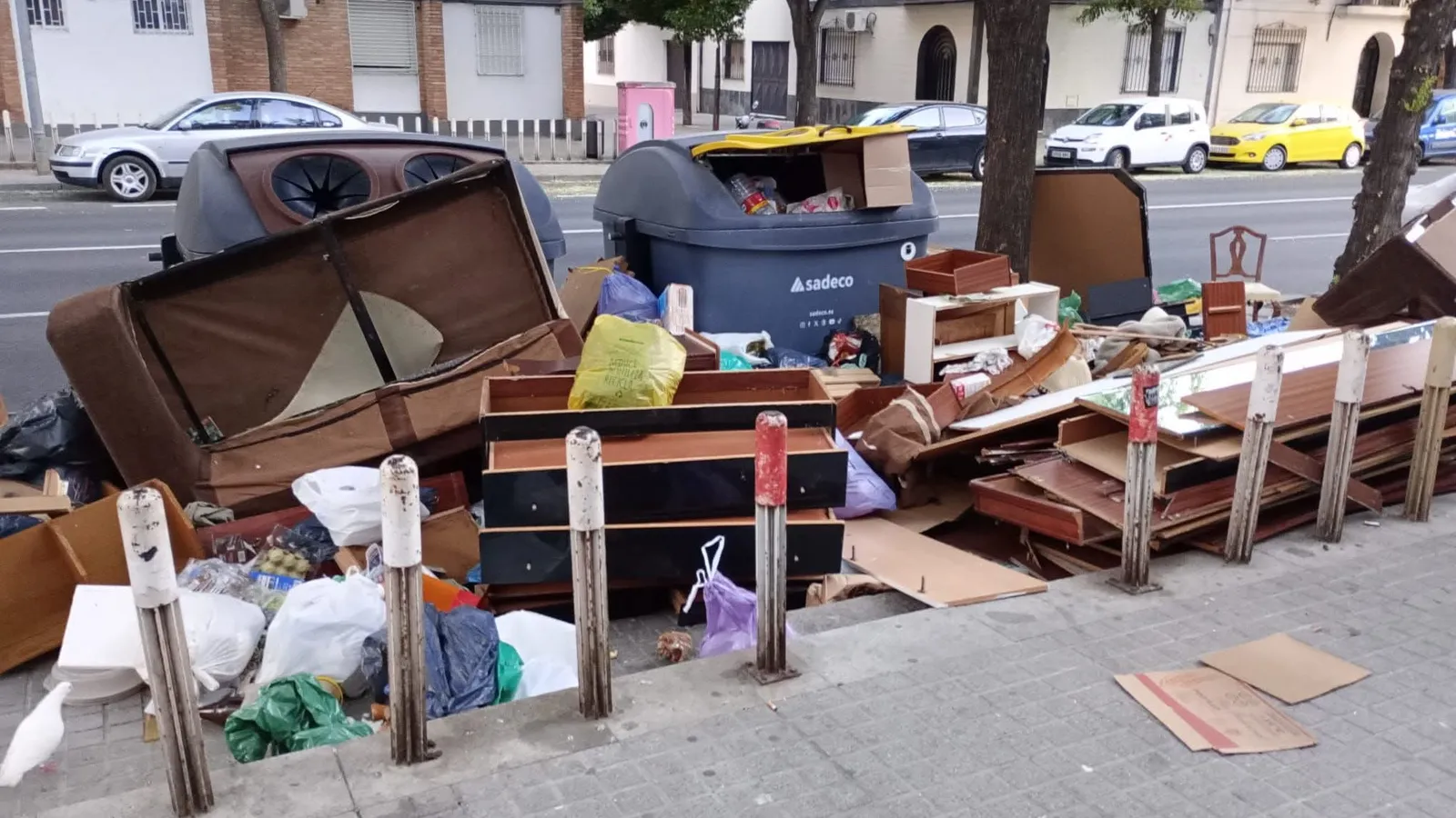 El Movimiento Ciudadano de Córdoba reclama reorganizar el servicio de recogida de enseres: "Hay auténticos vertederos en la calle"